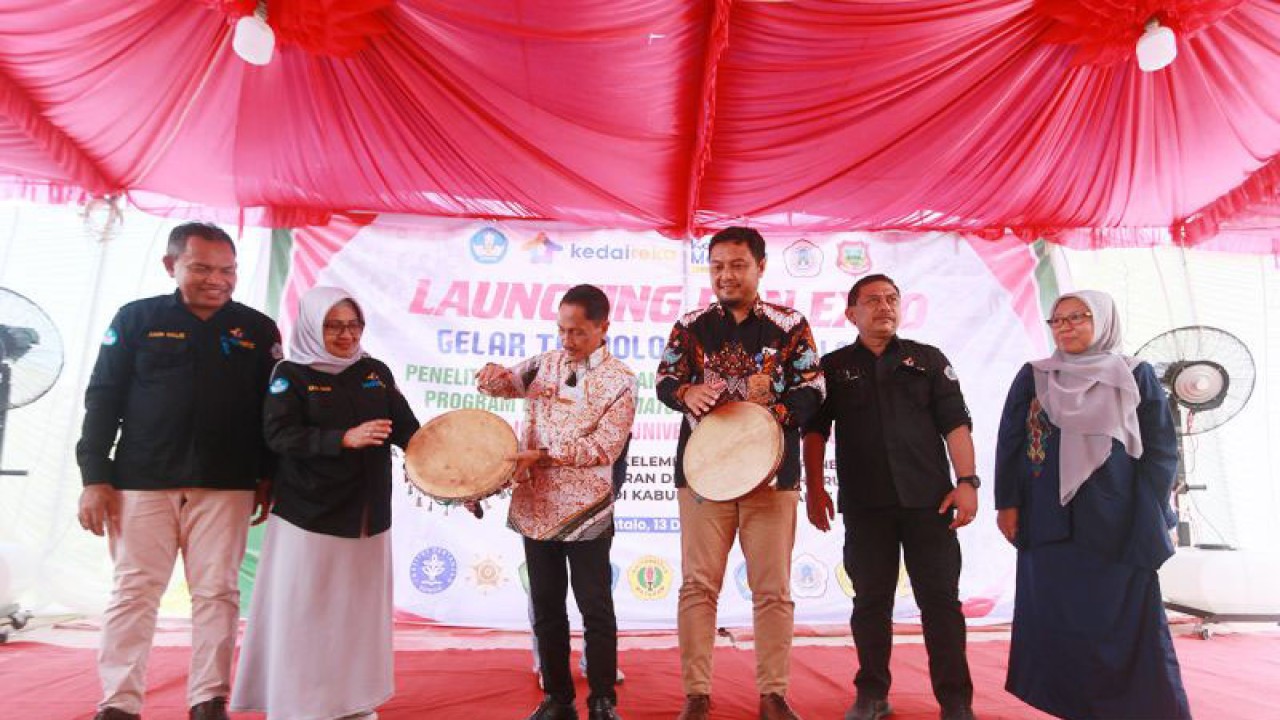 Ketua Panitia kegiatan Prof. Dr. Amir Halid, M.Si (kiri) bersama Bupati Gorontalo Nelson Pomalingo memukul gendang tanda diluncurkannya Expo Kedaireka Matching Fund Patriot Pangan Sulawesi II di Desa Mulyonegoro, Kabupaten Gorontalo, Gorontalo, Selasa (13/12/2022). ANTARA/Adiwinata Solihin