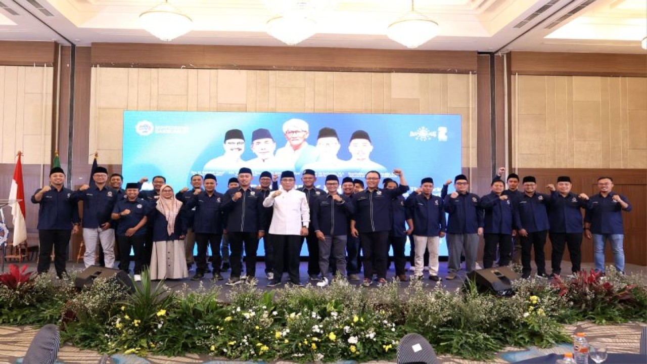 Foto bersama Ketua Umum PBNU KH Yahya Cholil Staquf (Gus Yahya) bersama pengurus Dewan Pimpinan Pusat (DPP) Konfederasi Sarikat Buruh Muslimin Indonesia (K-Sarbumusi) Nahdlatul Ulama masa khidmat 2022-2027 di Jakarta, Kamis (15/12/2022). (ANTARA/HO-Humas K-Sarbumusi)