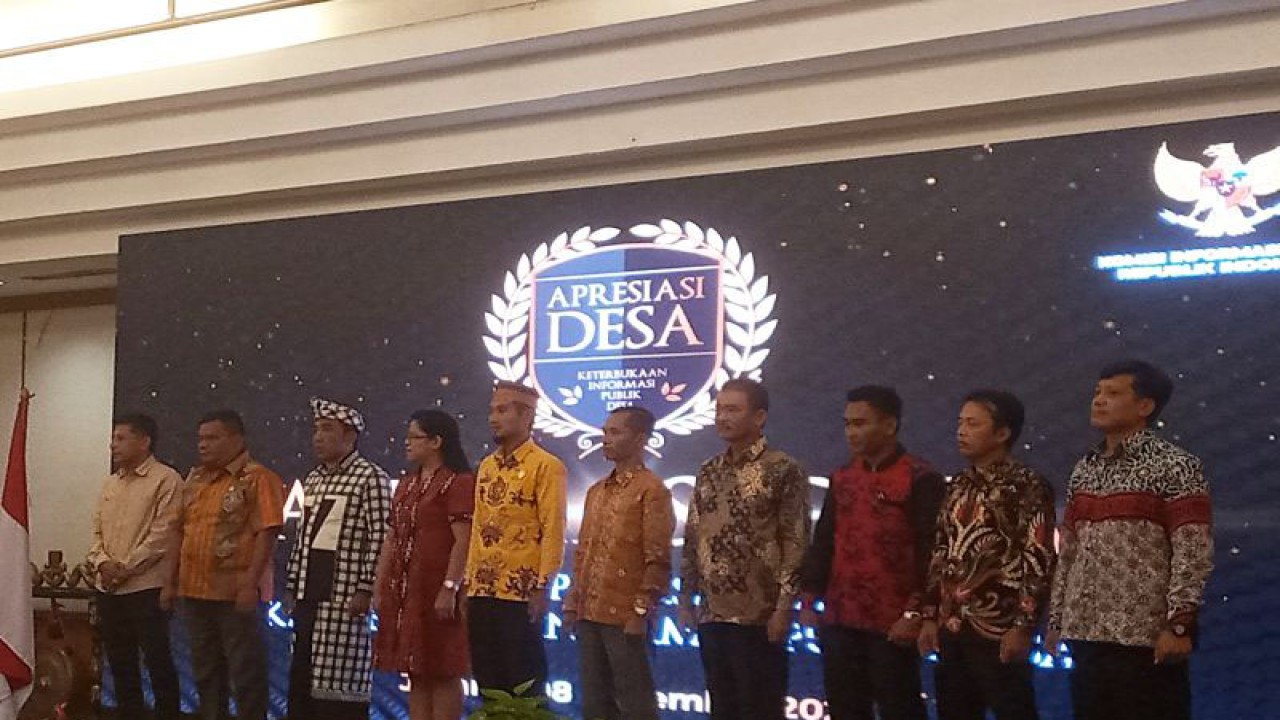 Sepuluh kepala desa menerima apresiasi dari KI Pusat dalam acara Apresiasi Desa dalam Pelaksanaan Keterbukaan Informasi Publik Desa di Hotel Grand Sahid Jaya, Jakarta, Kamis (8/12/2022). (ANTARA/Tri Meilani Ameliya)