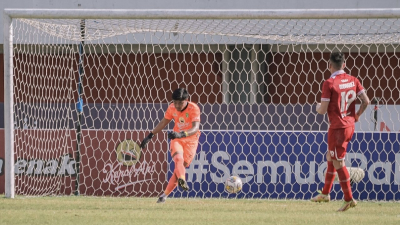 Kiper Persebaya, Nando