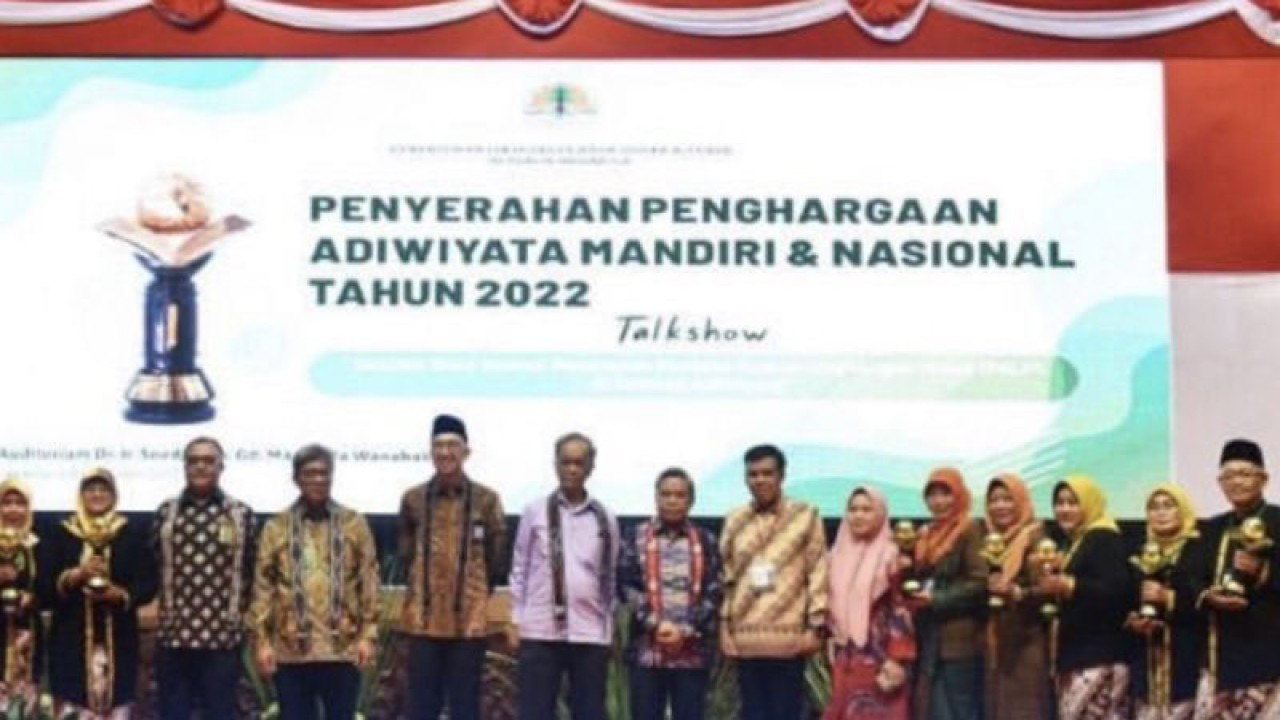 Sebanyak 31 sekolah dari tingkat dasar dan menengah di Provinsi Kalimantan Timur meraih penghargaan Adiwiyata dari Kementerian Lingkungan Hidup dan Kehutanan Republik Indonesia (KLHK RI). (FOTO ANTARA/HODiskominfo Kaltim)