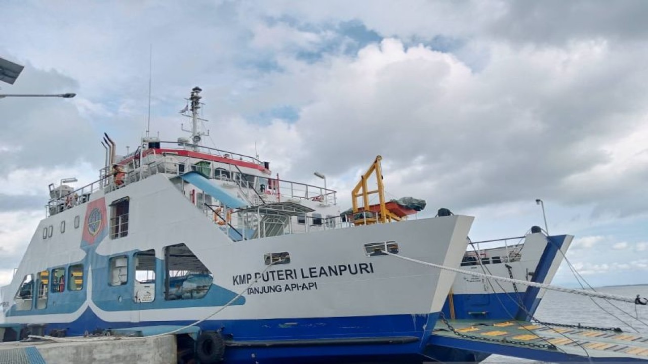 KMP Puteri Leanpuri ketika bersandar di dermaga pelabuhan Tanjung Nyato, Selat Nasik (ANTARA/Kasmono)