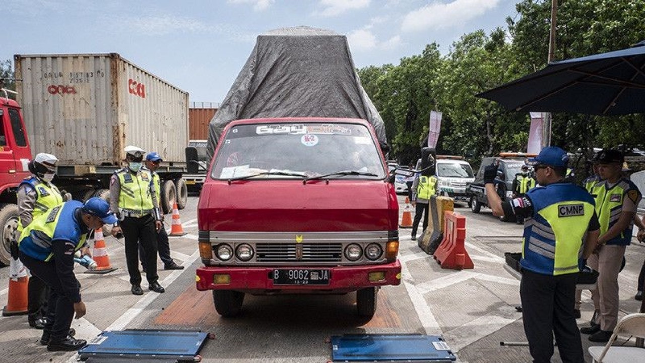 Ilustrasi: Petugas memeriksa berat truk saat melakukan pengawasan dan penindakan hukum pelanggaran kendaraan bermuatan melebihi kapasitas atau ODOL (Over Dimension Over Load) di gerbang tol Tanjung Priok 1, Jakarta Utara, Senin (9/3/2020). ANTARA FOTO/Dhemas Reviyanto/wsj/aa.