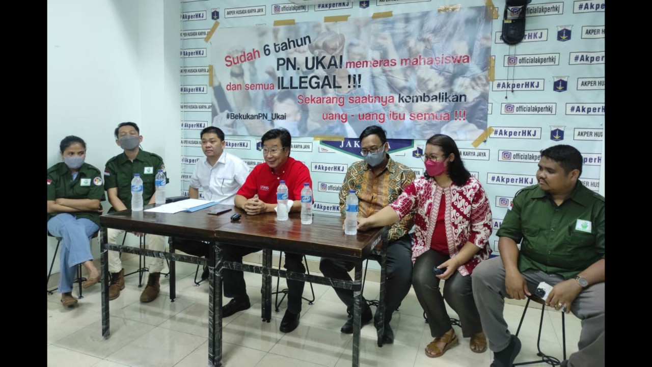 Konferensi pers UTA '45 Jakarta dan mahasiswa calon apoteker.
