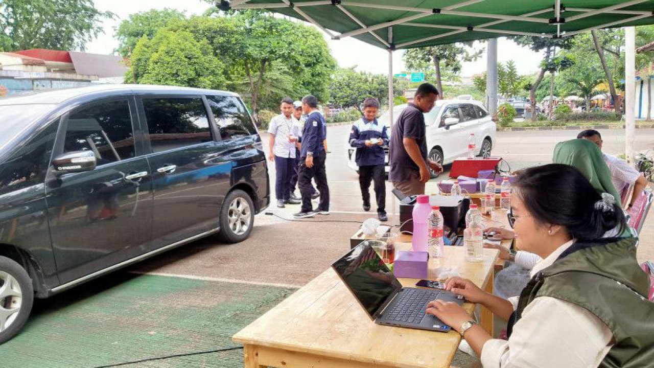 Petugas Dinas Lingkungan Hidup DKI Jakarta melakukan uji emisi gratis di Terminal Kampung Rambutan, Jakarta, Kamis (1/12/2022). ANTARA/HO-Dinas LH DKI Jakarta