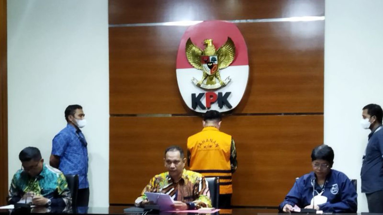 Deputi Penindakan dan Eksekusi KPK Karyoto (kiri), Wakil Ketua KPK Nurul Ghufron (tengah), dan Kepala Biro Humas KPK Yuyuk Andriati Iskak saat jumpa pers di Gedung Merah Putih KPK, Jakarta, Kamis (1/12/2022). ANTARA/Benardy Ferdiansyah