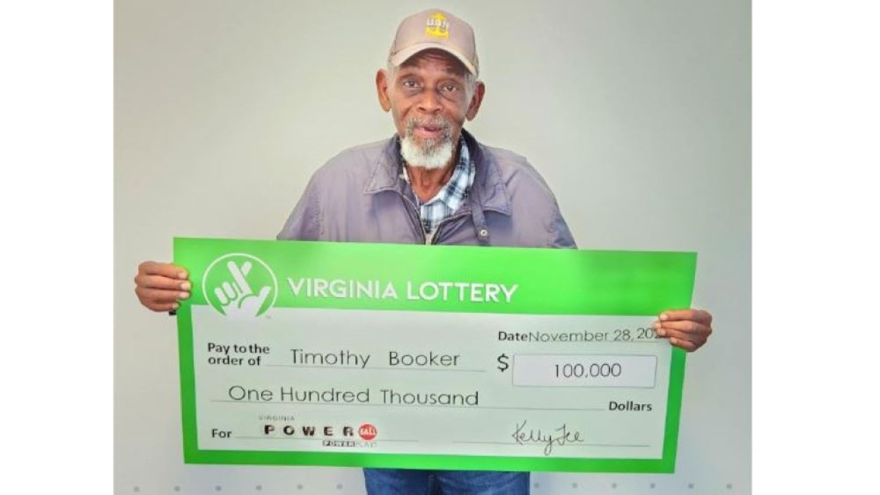 Timothy Booker dari Fort Pierce, Florida, AS, memenangkan hadiah powerball senilai US$100 ribu saat kunjungi saudaranya di Virginia. (Lotere Virginia/UPI)