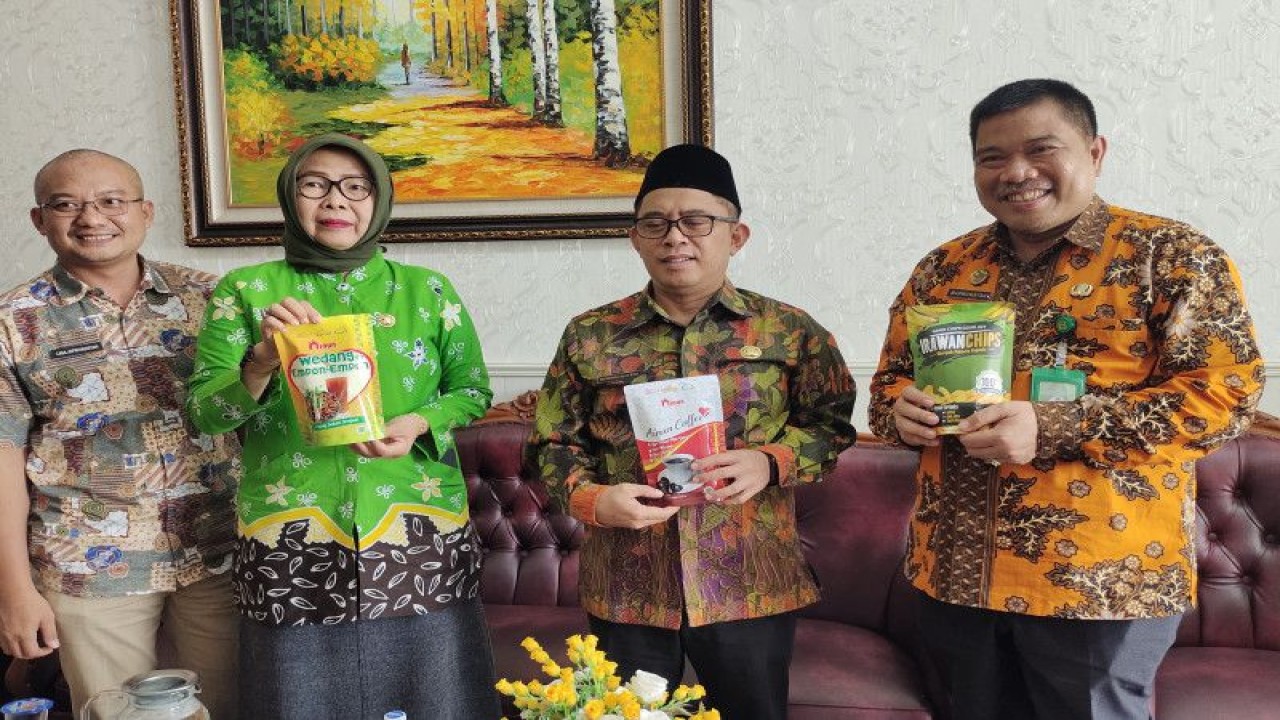 Kepala Kantor Kemenag Lampung Puji Raharjo (tengah) bersama satgas sertifikasi halal gratis (Sehati). Bandarlampung, Kamis, (1/12/2022). (ANTARA/Dian Hadiyatna)