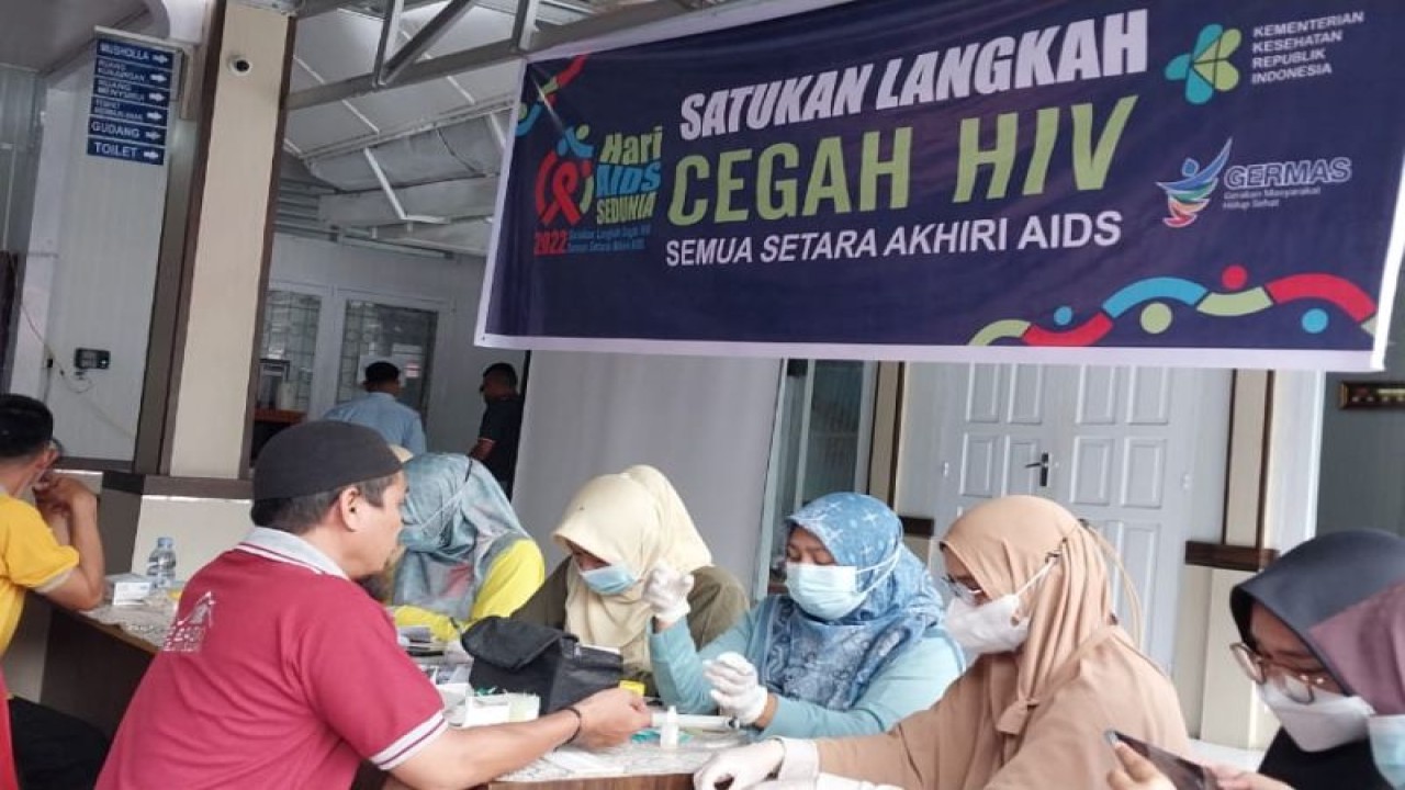 Warga binaan Lapas Suliki , Kabupaten Limapuluh Kota, Sumatera Barat melakukan cek kesehatan disela-sela kegiatan edukasi terkait bahaya HIV/AIDS dan pengecekan kesehatan di Payakumbuh, Sumbar, Kamis (1/12/2022). (FOTO ANTARA/HO-Lapas Suliki)