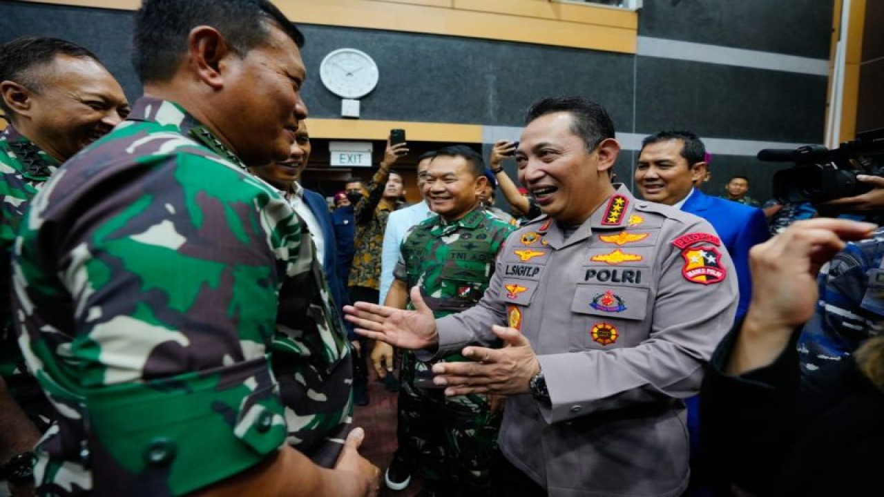 Kapolri Jenderal Pol. Listyo Sigit Prabowo mendampingi Laksamana Yudo Margono menjalani "fit and proper test" di Gedung Nusantara, Jakarta, Jumat (2/12/2022). ANTARA/HO-Divisi Humas Polri