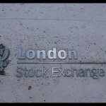 Logo LSEG terlihat di luar pintu masuk Bursa Efek London di London, Inggris. ANTARA/REUTERS/Peter Nicholls/am.-1669951649