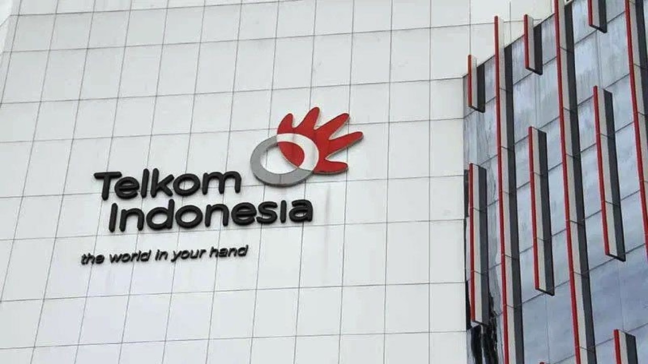 Logo Telkom di gedung PT Telkom Indonesia Tbk. ANTARA/HO-PT Telkom Indonesia/am.