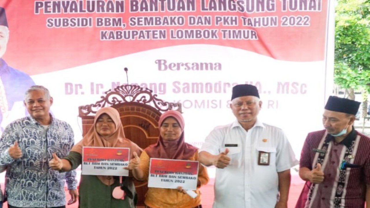 Foto bersama Bupati Lombok Timur M. Sukiman azmy (kanan kedua) usai menyerahkan bantuan sosial di Kecamatan Paohgading Timur. (ANTARA/HO-Humas Pemkab Lombok Timur)