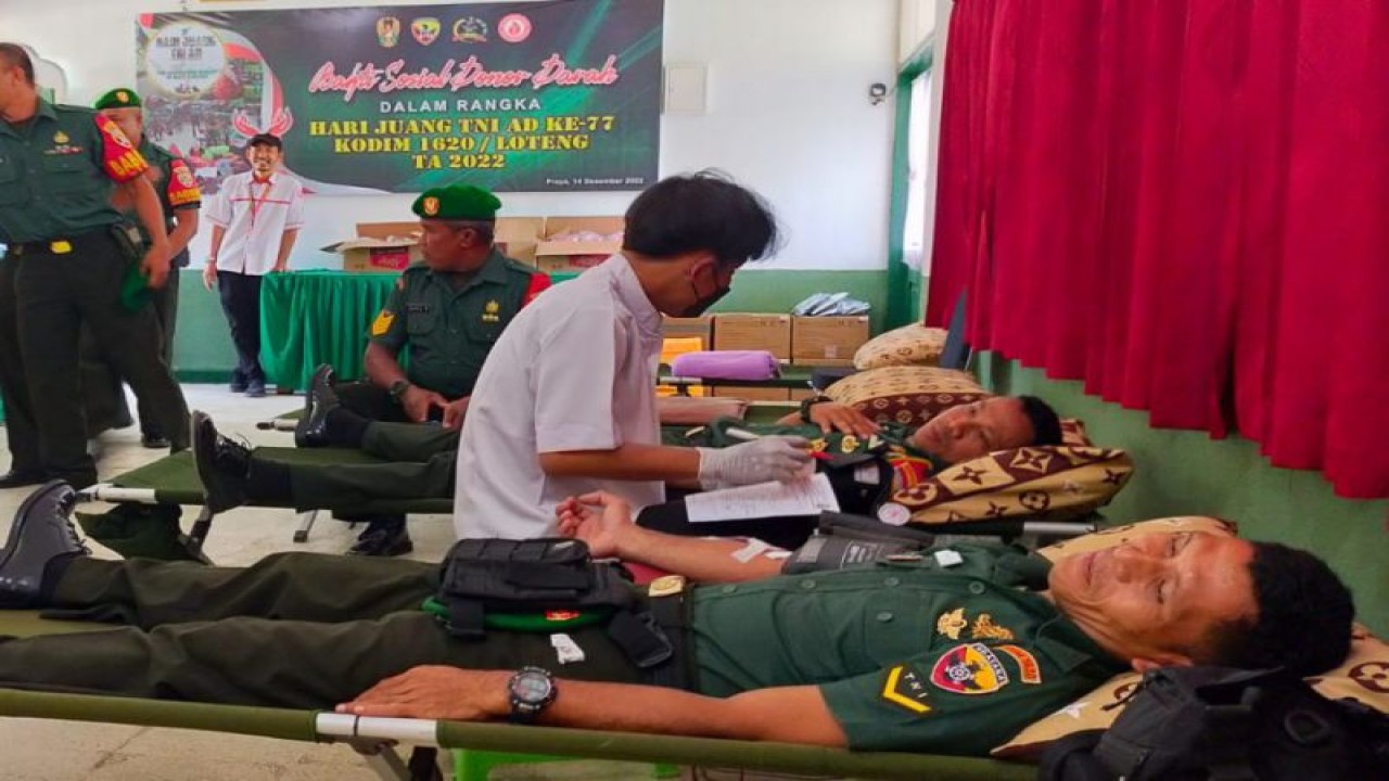 Anggota TNI Kodim 1620 Lombok Tengah, NTB saat mengikuti kegiatan donor darah di Praya, Rabu (14/12/2022) (ANTARA/Humas Kodim 1620 Lombok Tengah)