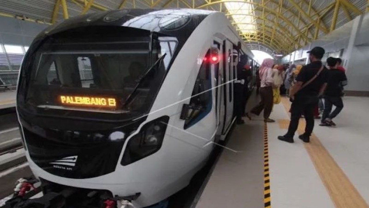 Sejumlah penumpang naik dan turun dari Kereta Api Ringan atau Light Rail Transit (LRT) di Depo Jakabaring Palembang, Sumatera Selatan, Selasa (28/8/2018). (ANTARA FOTO/INASGOC/Septianda Perdana/wsj/18)