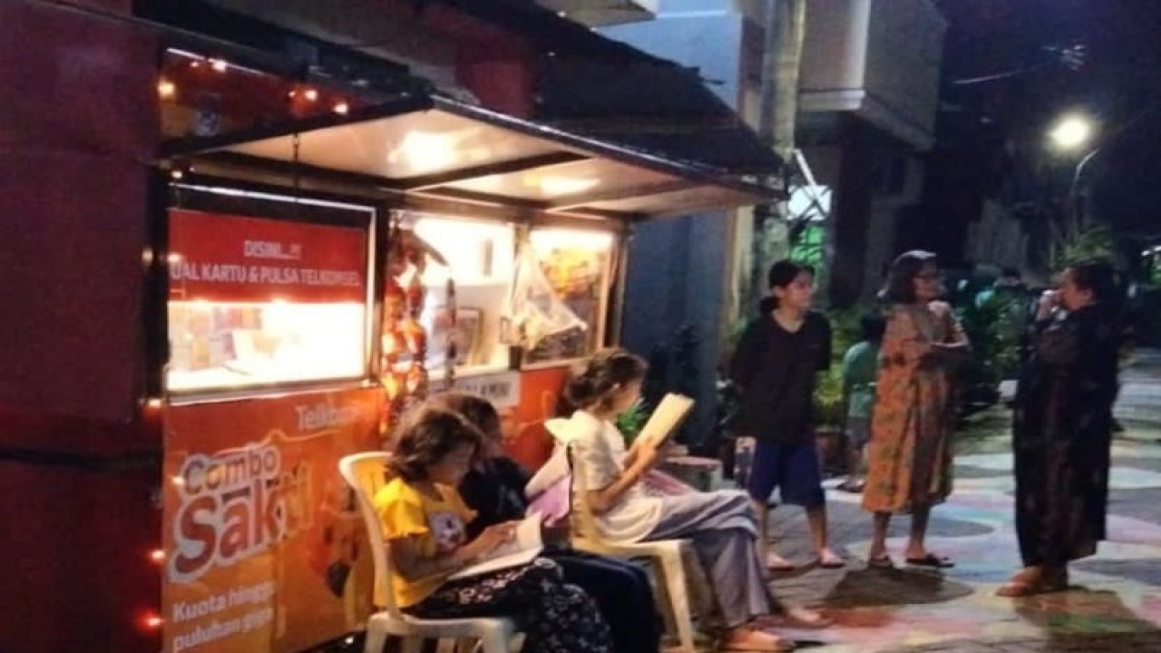 Sejumlah anak-anak yang memanfaatkan Ga'de-Ga'de Pustaka untuk membaca buku yang hadir di tengah pemukiman masyarakat Kota Makassar. ANTARA Foto/HO-Dinas Perpustakaan Makassar