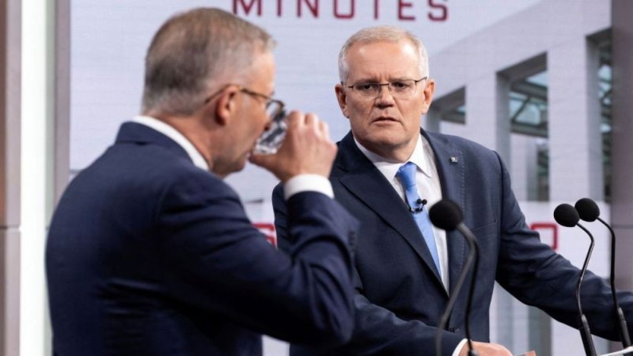 Arsip - PM Australia Scott Morrison (kanan) dan pemimpin oposisi Anthony Albanese dalam debat kedua kampanye pemilihan federal 2022 di Sydney, Australia, 8 Mei 2022. (ANTARA/Alex Ellinghausen/Pool via Reuters/as)