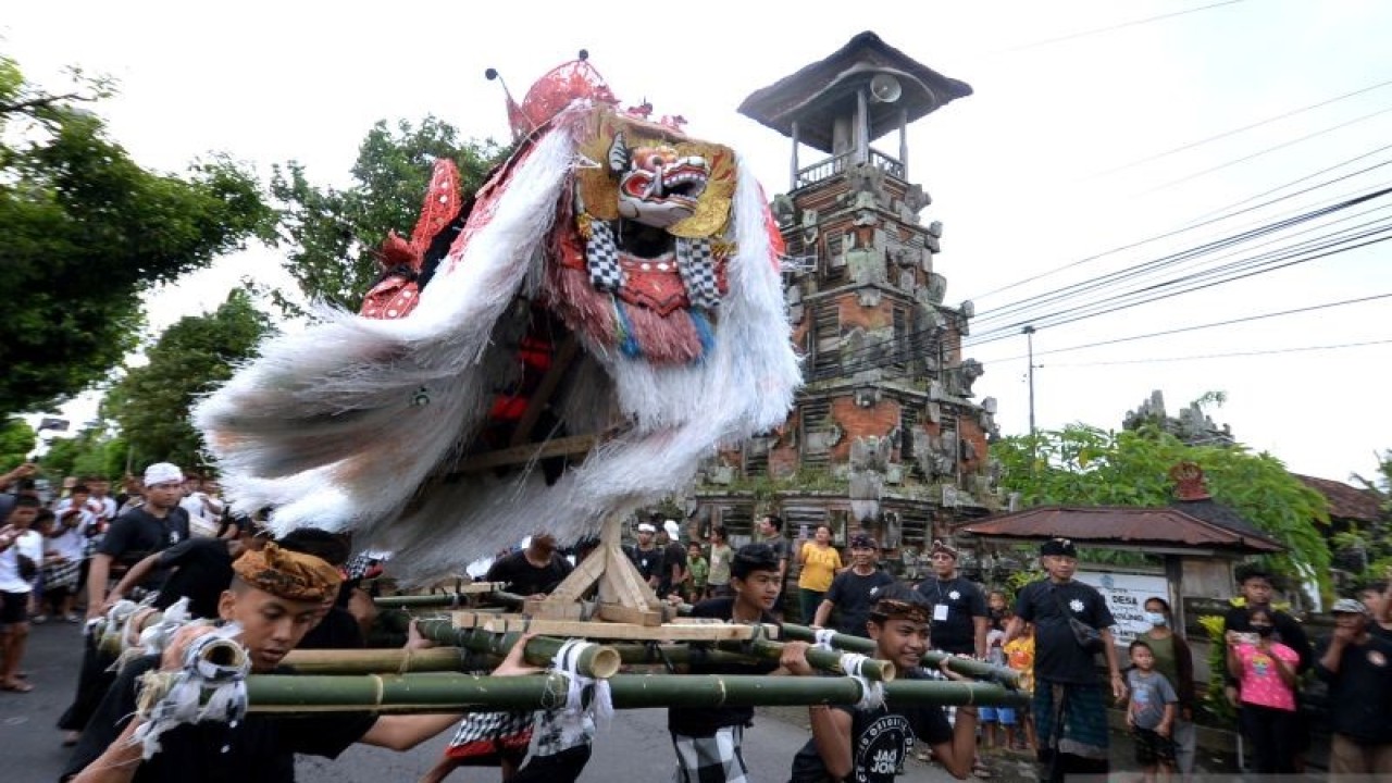 Pemuda mengusung ogoh-ogoh Barong saat pawai rangkaian kegiatan Sedang Barong Festival III di Kabupaten Badung, Provinsi Bali, Jumat (23/12/2022). FOTO ANTARA/Naufal Fikri Yusuf
