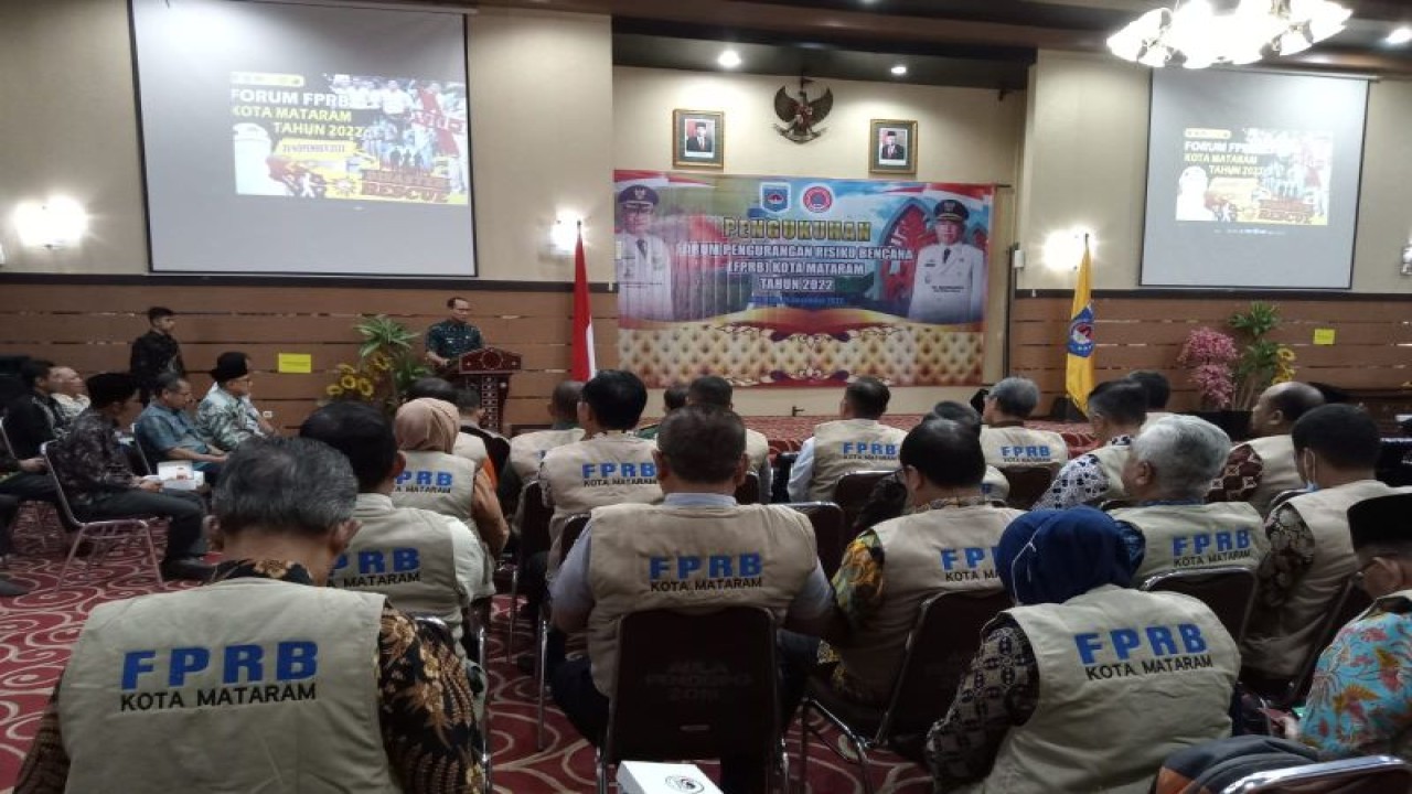 Wali Kota Mataram H Mohan Roliskana (depan podium) memberikan arahan seusai mengukuhkan Forum Pengurangan Risiko Bencana (FPRB) Kota Mataram, Provinsi Nusa Tenggara Barat, Kamis (1/12-2022). ANTARA/Nirkomala