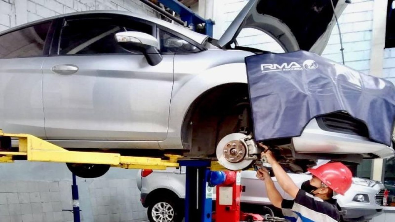 Mekanik MRA Indonesia sedang melakukan perbaikan kendaraan Ford (ANTARA/HO)