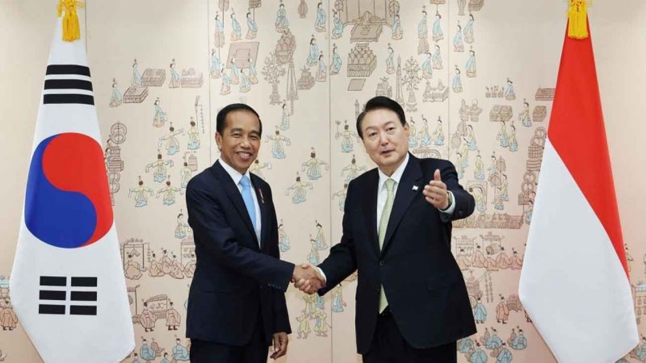 Presiden Joko Widodo Berjabat Tangan Dengan Presiden Korea Selatan Yoon ...