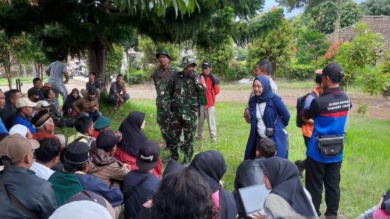 Kepala Desa Ciputri bersama anggota Bhabinkamtibmas dan Babinsa di posko bantuan Sarongge Valley, Minggu (27/11/2022), bermusyarawah dengan seluruh RT dan RW untuk pendistribusian bantuan gempa agar tepat sasaran. (ANTARA/Laily Rahmawaty)