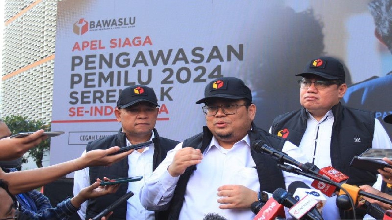 Ketua Bawaslu Rahmat Bagja (tengah) didampingi anggota Totok Hariyono (kiri) dan Herwyn JH Malonda (kanan) menyampaikan keterangan kepada wartawan usai memimpin apel siaga pengawasan Pemilu 2024 serentak se-Indonesia di Jakarta, Selasa (14-6-2022). . ANTARA/Reno Esnir/rwa