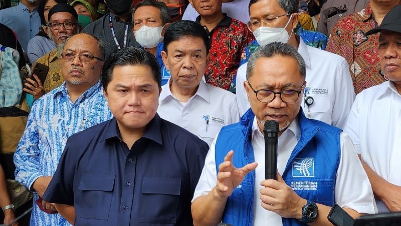 Menteri Perdagangan (Mendag) Zulkifli Hasan dan Menteri BUMN Erick Thohir saat kunjungan ke Pasar Rasamala Semarang, Jumat (2/12/2022). ANTARA/ I.C.Senjaya