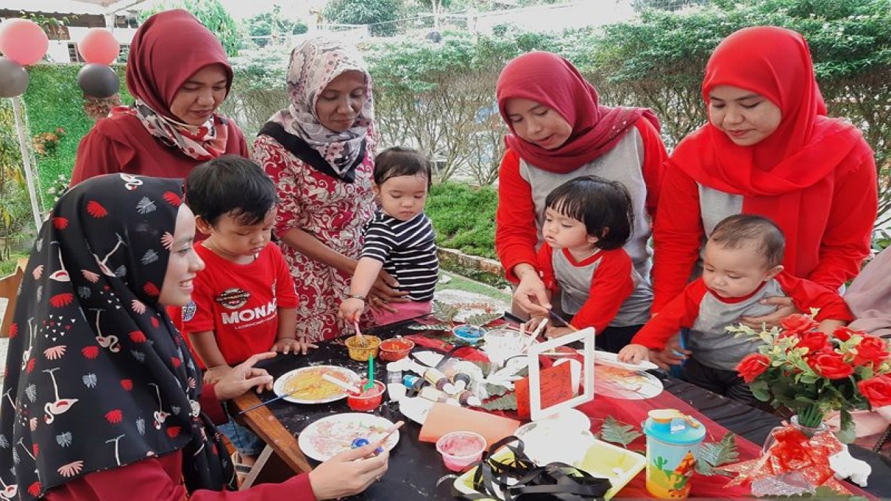 Sejumlah ibu mendampingi buah hati bermain di Tanjungpinang, Kepulauan Riau. (ANTARA/Ogen)