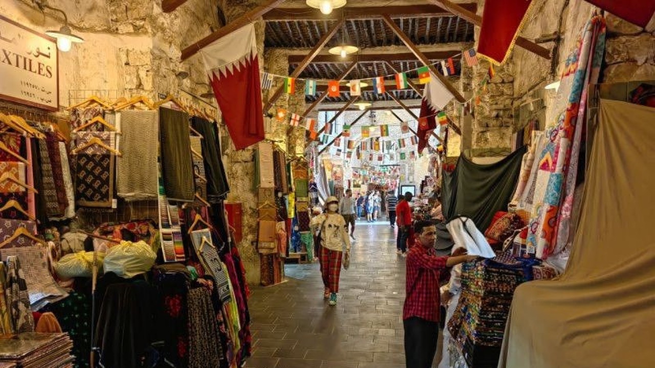 Area tekstil di salah satu lorong Souq Waqif, pasar tradisional di pusat Doha, Qatar, sebagaimana dikunjungi pada Jumat (9/12/2022). (ANTARA/Gilang Galiartha)