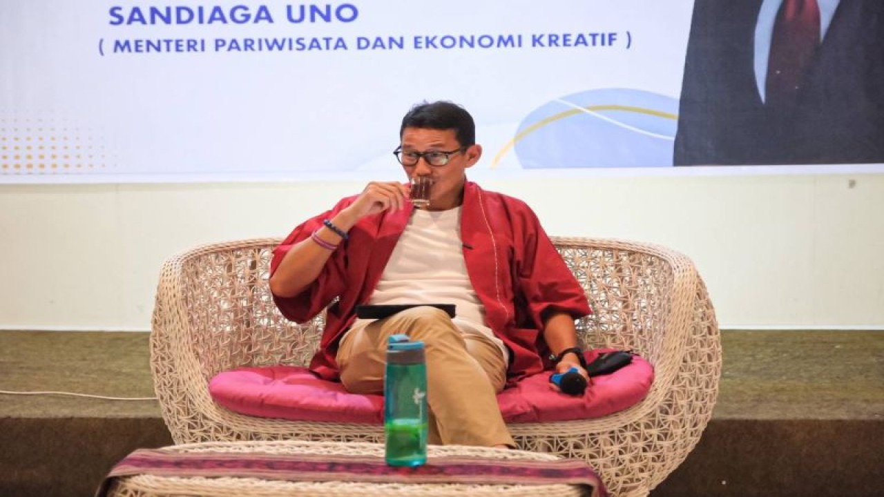 Menteri Pariwisata dan Ekonomi Kreatif Sandiaga Uno saat mengisi kegiatan “Bacarita Santai dengan Pelaku UMKM Kota Ternate” di Hotel Bukit Pelangi, Ternate, Maluku Utara, Sabtu (26/11/2022). ANTARA/HO-Kemenparekraf