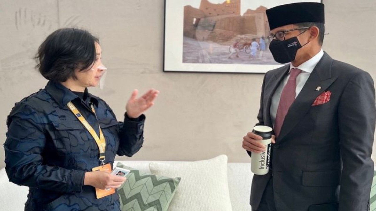 Menteri Pariwisata dan Ekonomi Kreatif Sandiaga Uno saat bertemu Executive Committee Member of World Travel & Tourism Council (WTTC) Pansy Ho di Riyadh, Arab Saudi, Kamis (1/11/2022). ANTARA/HO-Kemenparekraf