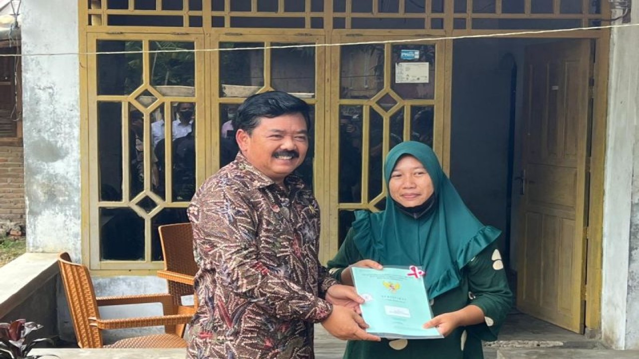 Menteri Agraria dan Tata Ruang/Kepala Badan Pertanahan Nasional (ATR/BPN) Hadi Tjahja membagikan sertifikat tanah program Pendaftaran Tanah Sistematis Lengkap (PTSL) kepada warga. ANTARA/HO-ATR/BPN