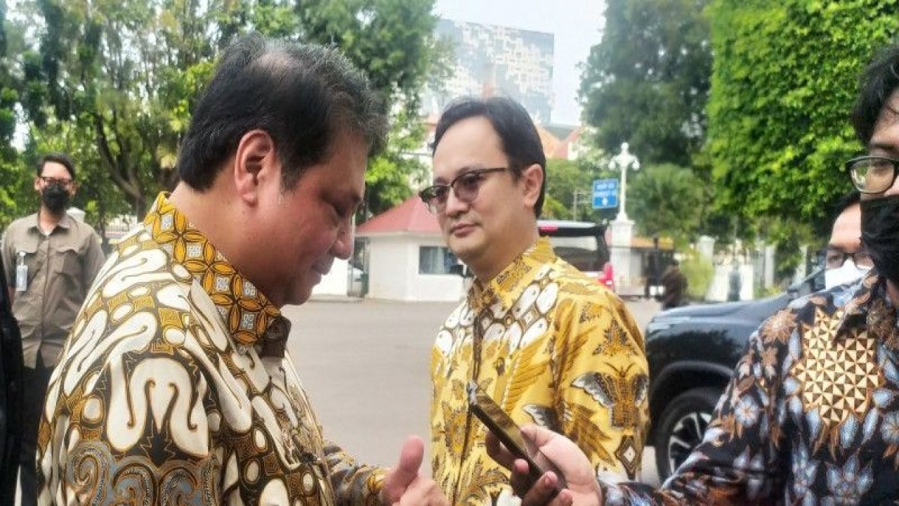 Menteri Koordinator Bidang Perekonomian Airlangga Hartarto (kiri) di lingkungan Istana Negara, Jakarta, Kamis (1/12). (ANTARA/Indra Arief Pribadi)