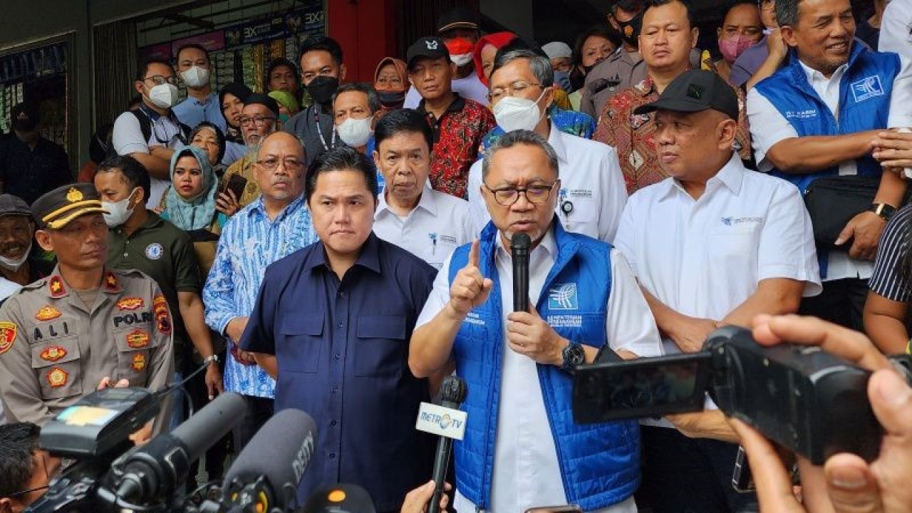 Menteri Perdagangan (Mendag) Zulkifli Hasan dan Menteri BUMN Erick Thohir saat kunjungan ke Pasar Rasamala Semarang, Jumat. (ANTARA/ I.C.Senjaya)