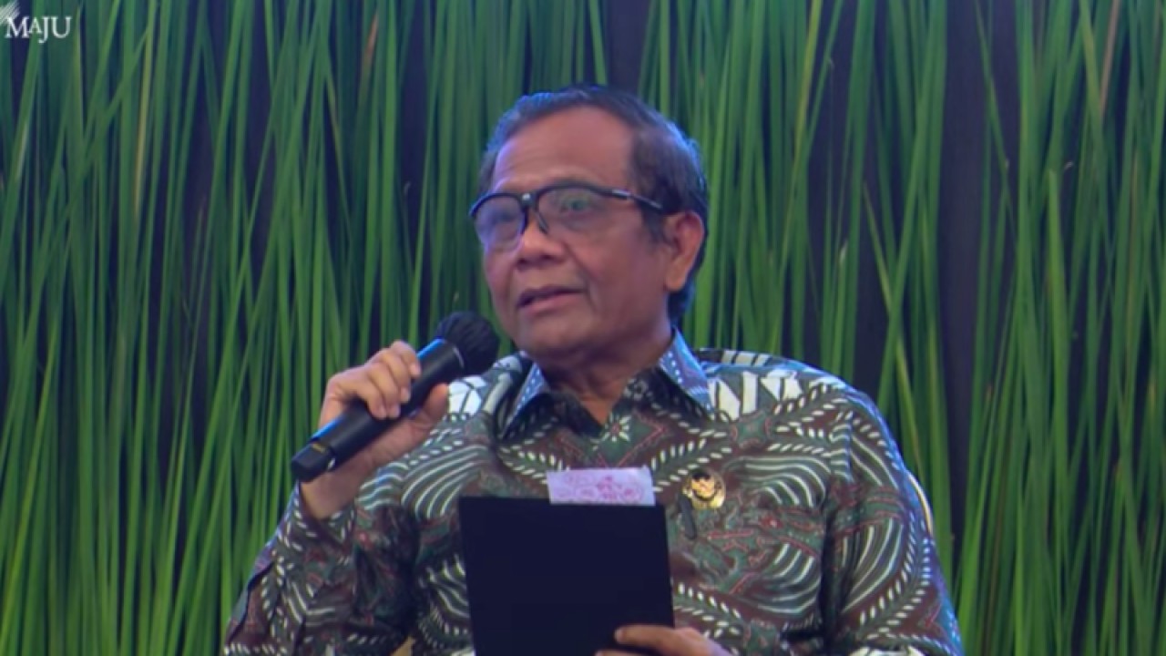 Tangkapan layar - Menteri Koordinator Bidang Politik, Hukum, dan Keamanan (Menkopolhukam) Mahfud MD dalam acara Kompas100 CEO Forum di Istana Negara, Jakarta, Jumat (2/12). (ANTARA/Indra Arief Pribadi)