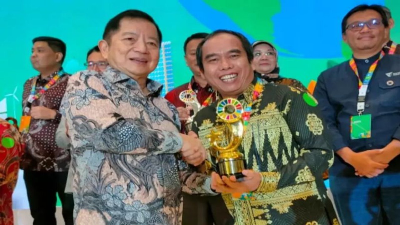 Menteri Perencanaan Pembangunan Nasional/Kepala Bappenas Suharso Monoarfa saat menyerahkan penghargaan SDGs Action Awards kepada Lazismu. (ANTARA/HO-Muhammadiyah)