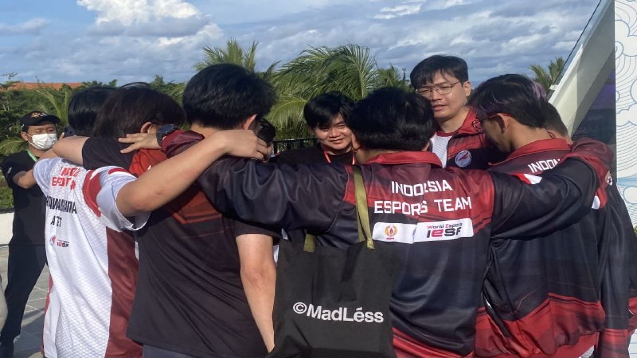 Tim nasional Mobile Legends: Bang-Bang (MLBB) Indonesia melakukan selebrasi lolos grand final kejuaraan esport dunia IESF Bali 14th World Esports Championship 2022 setelah mengalahkan Kamboja pada final upper bracket , Selasa (6/12/2022). (ANTARA/Arindra Meodia)