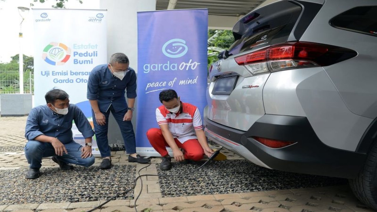 Petugas melakukan uji emisi bersama Garda Oto milik pelanggan pada rangkaian acara Estafet Peduli Bumi di kawasan perkantoran Asuransi Astra, Jakarta pada Minggu (11/12/2022). (ANTARA/HO)