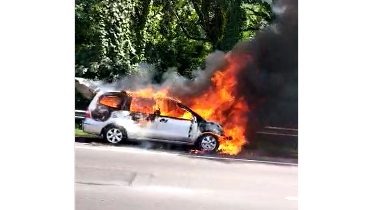 Mobil terbakar di Jalan Tol Cipularang KM 94 arah Bandung, siang hari ini Sabtu (17/12/2022). (Foto Resman Simanjutak)