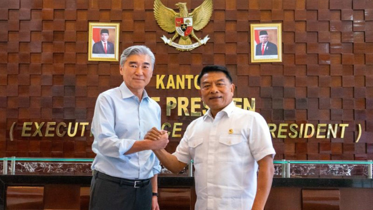 Kepala Staf Kepresidenan Moeldoko melakukan pertemuan dengan Duta Besar Amerika Serikat untuk Indonesia Sung Y. Kim di Gedung Bina Graha, Kompleks Istana Kepresidenan, Jakarta, Jumat (2/12). (ANTARA/HO-Kantor Staf Presiden)