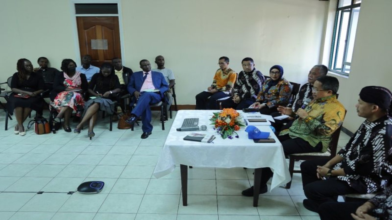 Duta Besar RI untuk Kenya Mohamad Hery Saripudin bersama Rektor Universitas Negeri Yogyakarta (UNY) Sumaryanto bertemu dengan pemuda-pemudi Kenya di Umma University pada Jumat (16/12/2022). (ANTARA/HO-KBRI Nairobi)