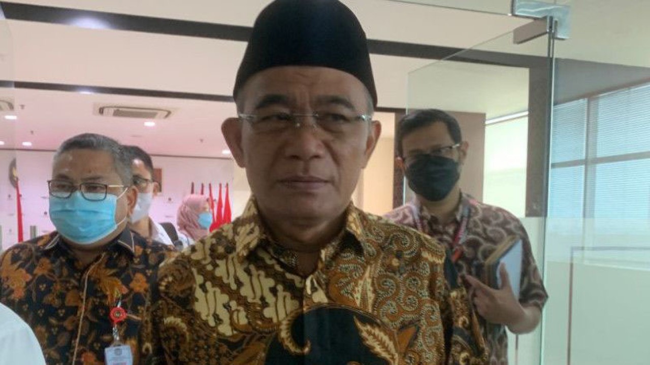 Menteri Koordinator Bidang Pembangunan Manusia dan Kebudayaan (Menko PMK) Muhadjir Effendy (ANTARA/Wuryanti Puspitasari)