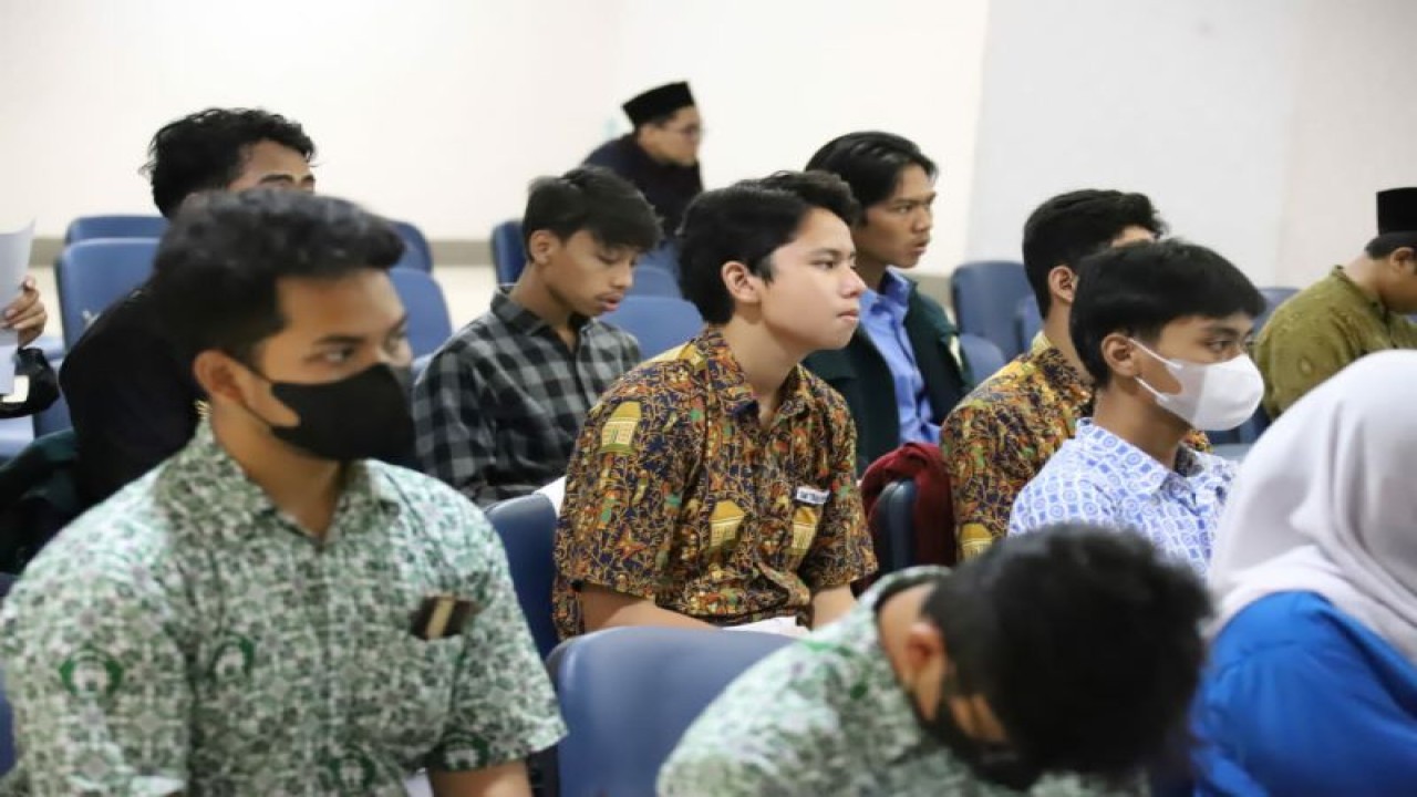 Sejumlah pelajar mengikuti seminar Majelis Ulama Indonesia (MUI) Goes to Campus dengan tema "menyelaraskan kinerja MUI sebagai lembaga dakwah Islam dalam pengembangan pengetahuan generasi muda", Jakarta, Kamis (1/12/2022). ANTARA/HO-Kominfotik Jakarta Selatan