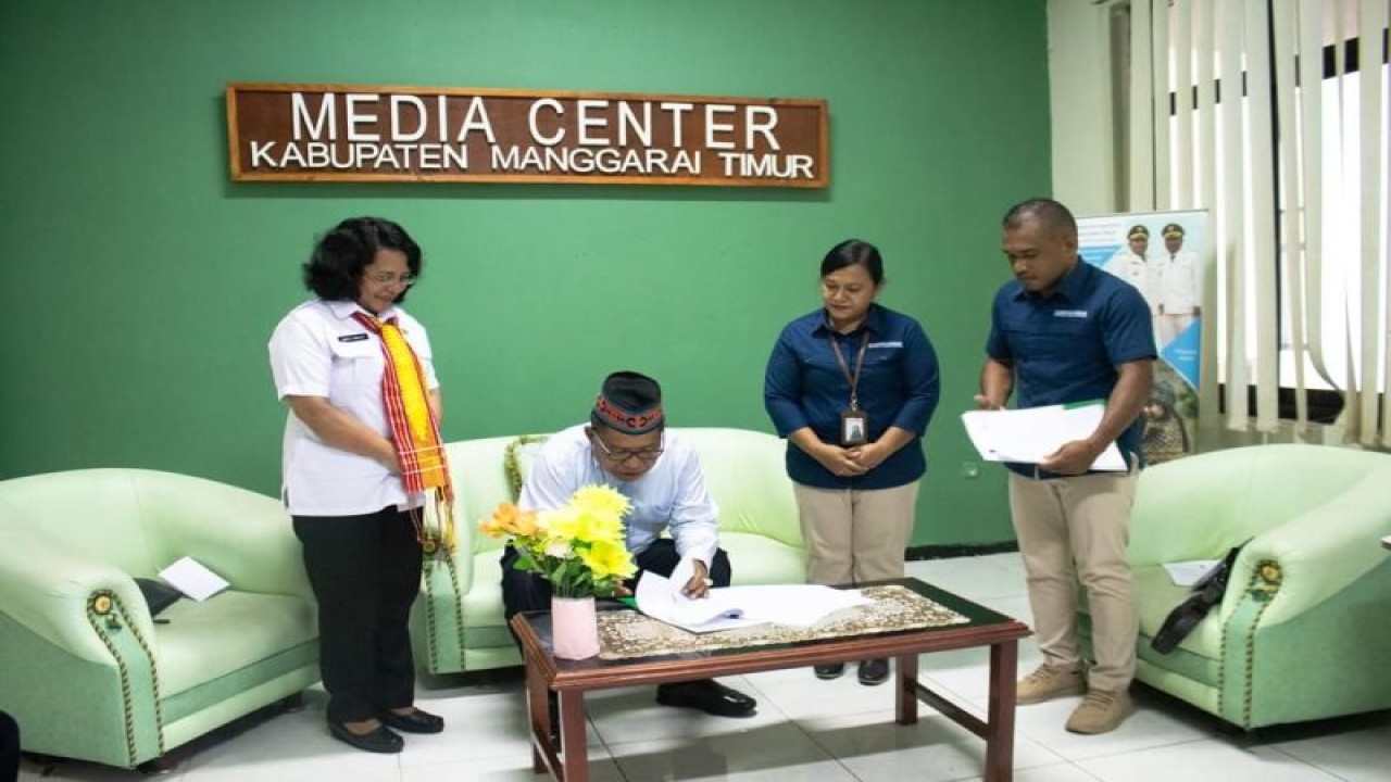 Bupati Manggarai Timur Agas Andreas menandatangani rencana kerja penyelenggaraan jaminan kesehatan nasional bagi penduduk Manggarai Timur, Manggarai Timur, NTT, Kamis (1/12/2022). (ANTARA/HO-Prokopim Manggarai Timur)