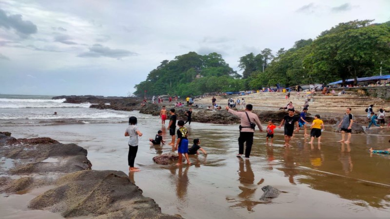 Petugas keamanan laut dari Satpolair Polres Sukabumi tengah memberikan imbauan kepada wisatawan di Pantai Palabuhanratu, Kabupaten Sukabumi, Jabar agar tidak berenang di lokasi dilarang dan rawan kecelakaan laut pada Minggu (25/12/2022) ANTARA/Aditya Rohman