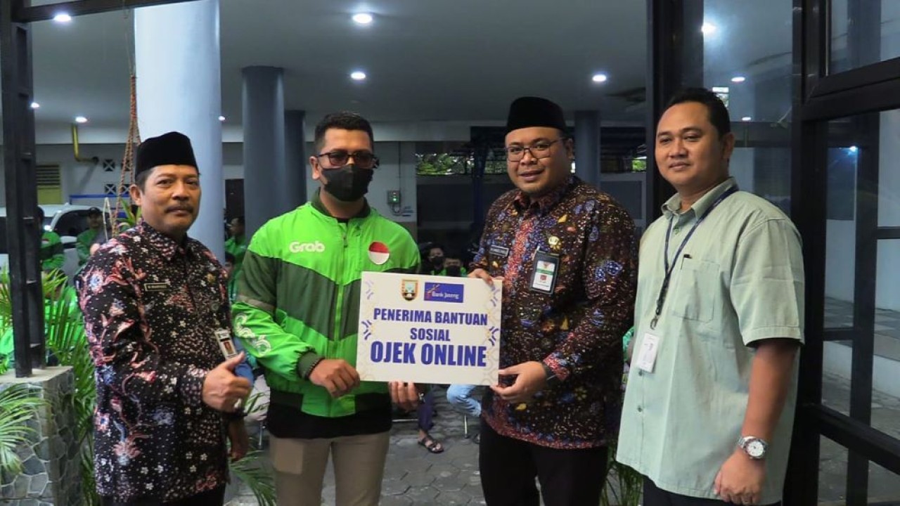 Bansos diserahkan secara simbolis oleh Wakil Bupati (Wabup) Rembang Mochamad Hanies Cholil Barro', di Kantor Bank Jateng Cabang Rembang, Jumat (30/12/2022). (Istimewa/jatengprov.go.id)