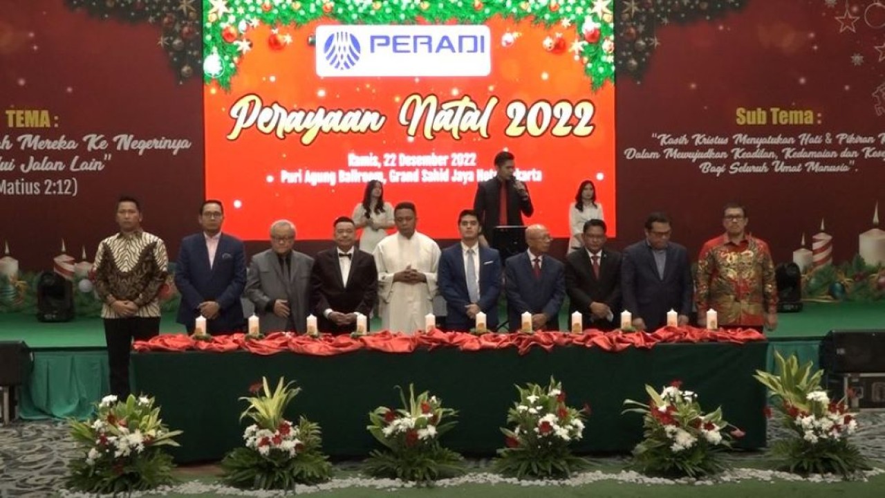 Keluarga besar DPN Peradi menggelar perayaan Natal 2022, di Puri Agung Ballroom, Grand Sahid Jaya Hotel, Jakarta, Kamis, 22 Desember. (Adiantoro/NTV)