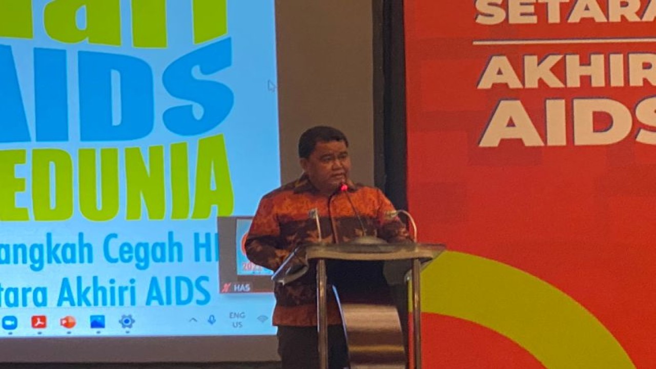 Direktur Jenderal P2P Kemenkes Maxi Rein Rondonuwu saat memberikan sambutannya dalam Peringatan Hari AIDS Sedunia 2022 yang diikuti di Jakarta, Kamis (1/12/2022). (ANTARA/Hreeloita Dharma Shanti)