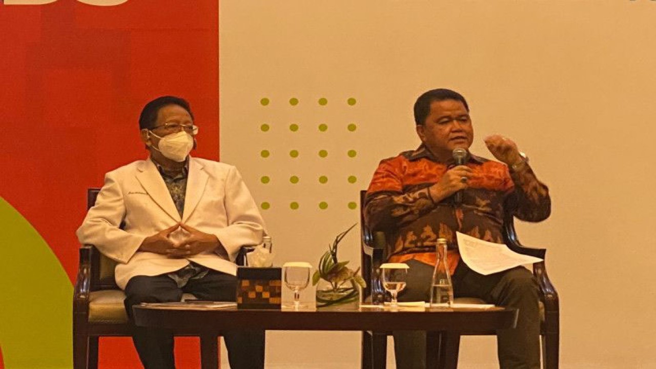 Direktur Jenderal P2P Kemenkes Maxi Rein Rondonuwu (kanan) dalam Peringatan Hari AIDS Sedunia 2022 yang diikuti di Jakarta, Kamis (1/12/2022). (ANTARA/Hreeloita Dharma Shanti)